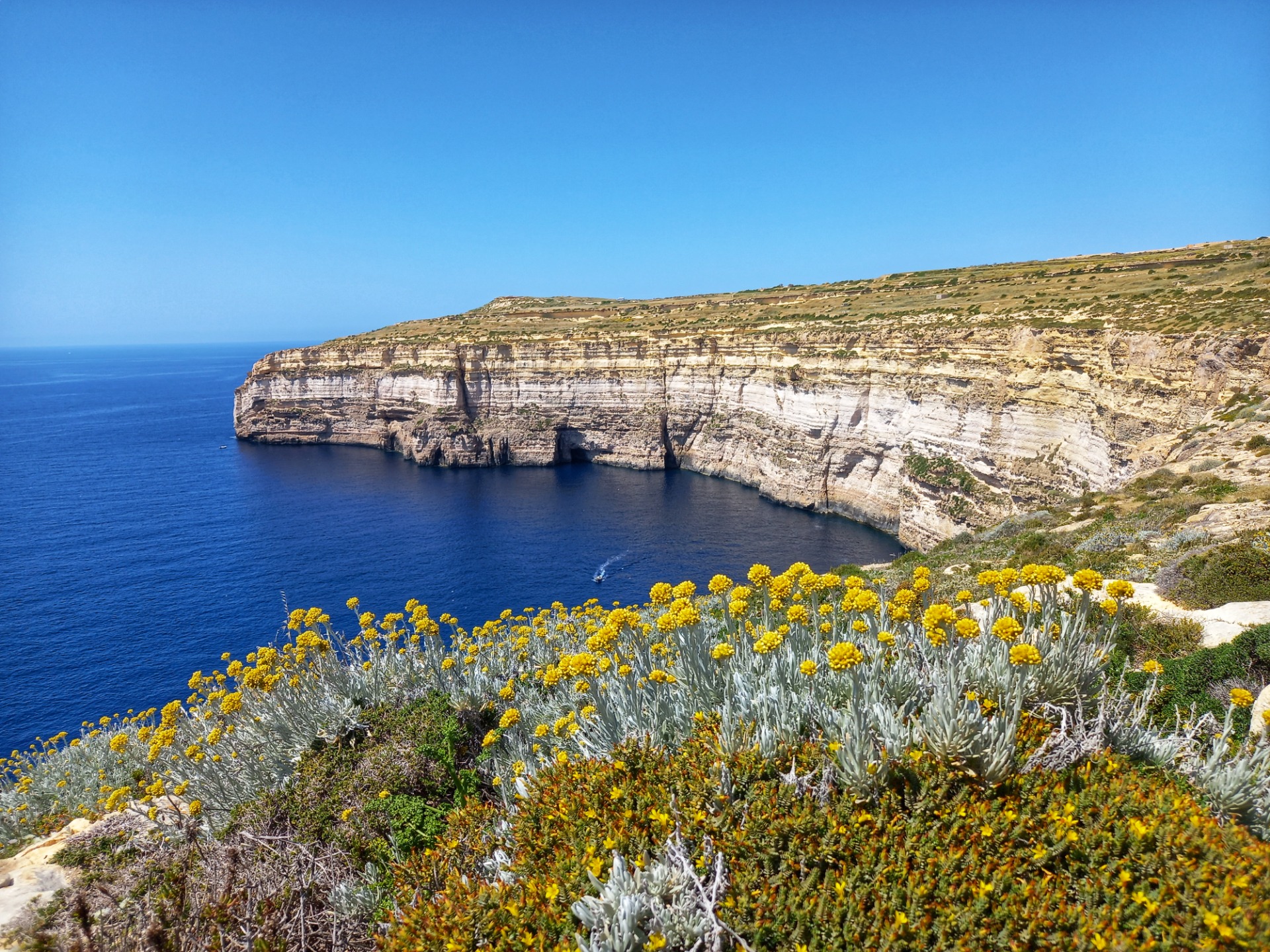 nádherné útesy s jeskyněmi