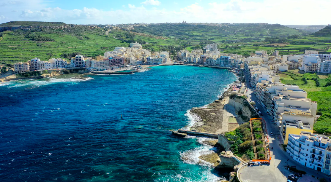 skalní terasy zátoky Xlendi, jih ostrova