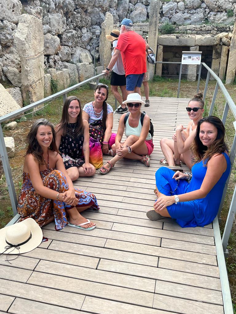 s ženami v chrámu Ġgantija, Gozo