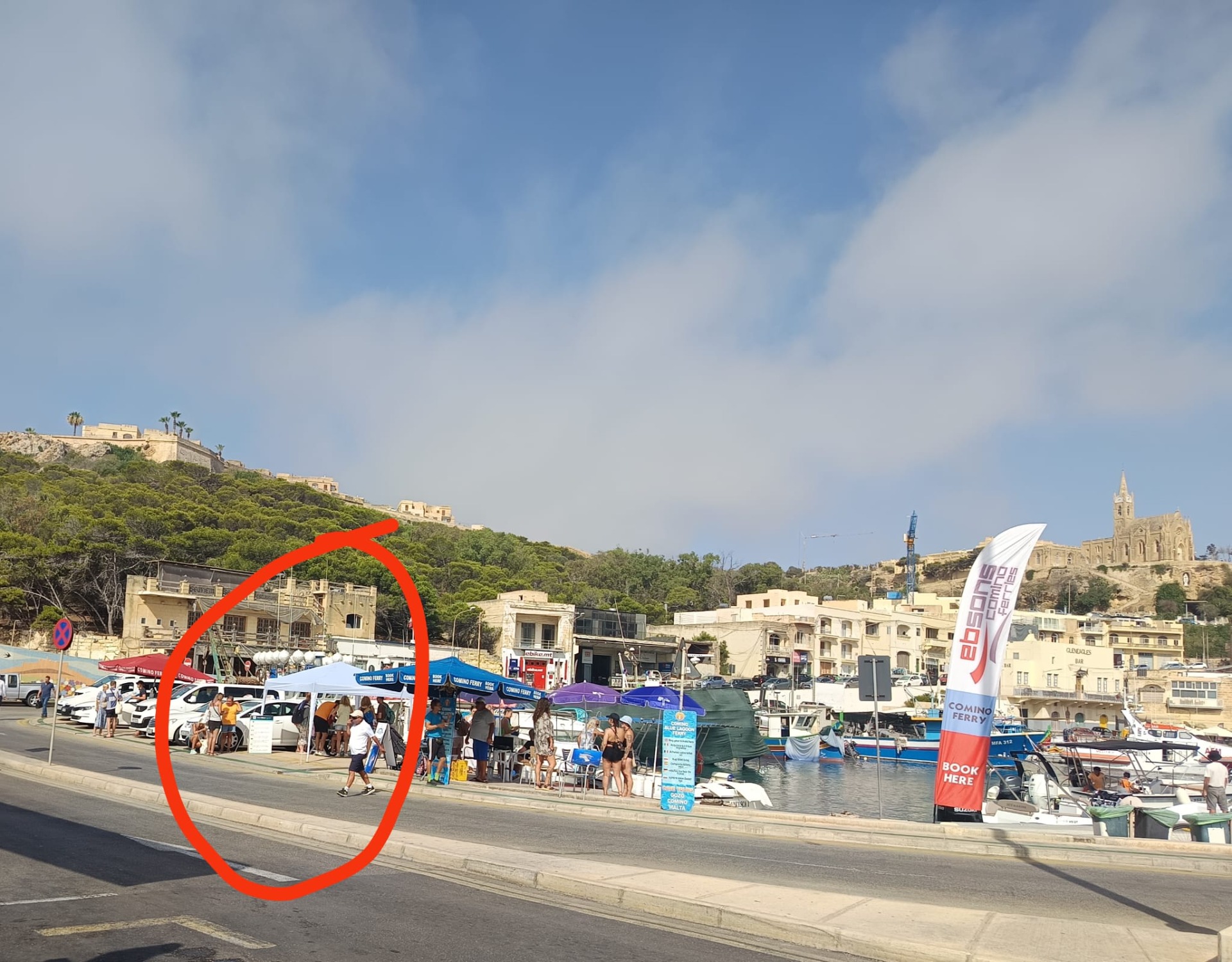 Místo na Gozo, kde najdeš komisary - je to hned naproti terminálu Ferry