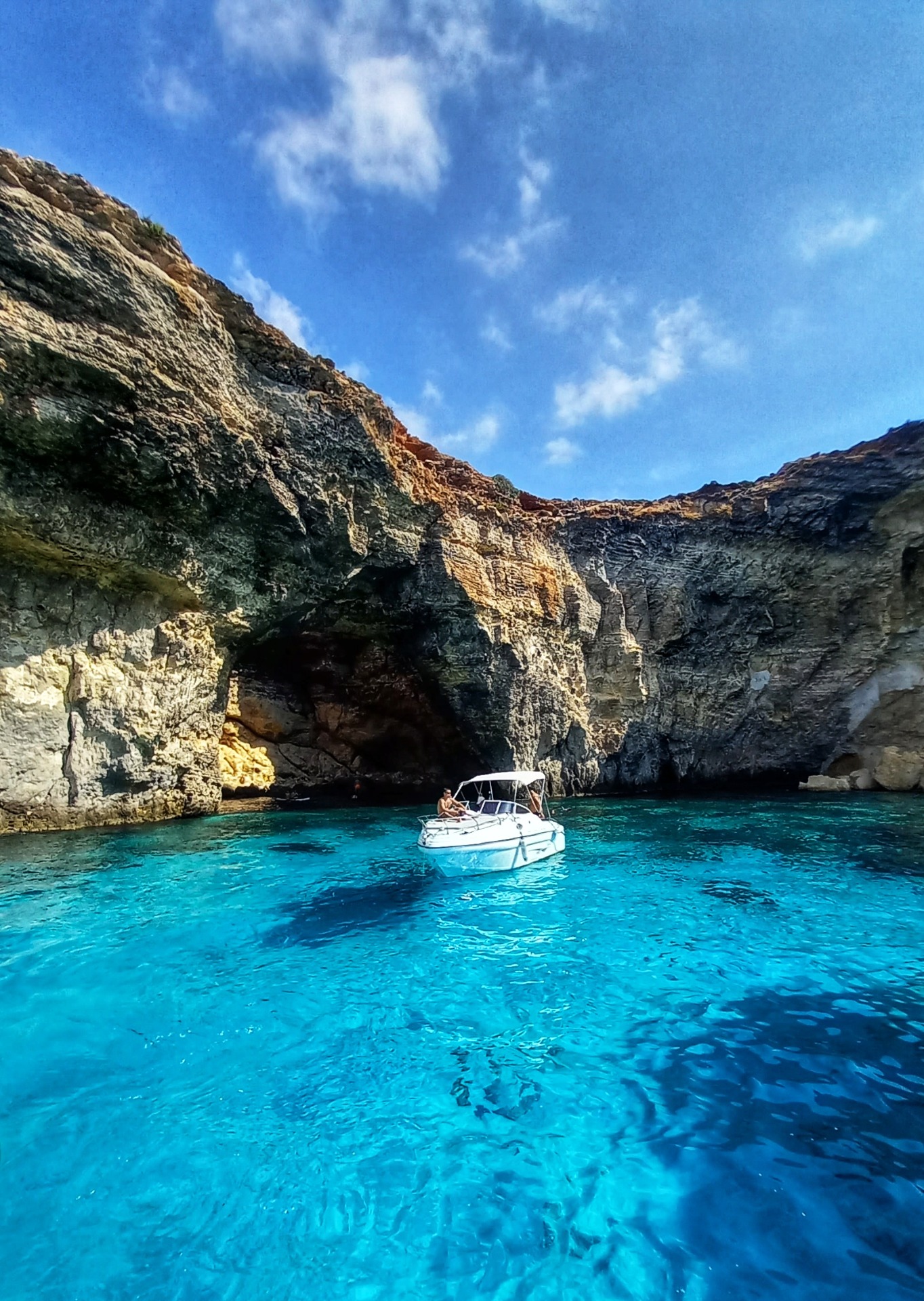 krystalová zátoka s možností koupání
