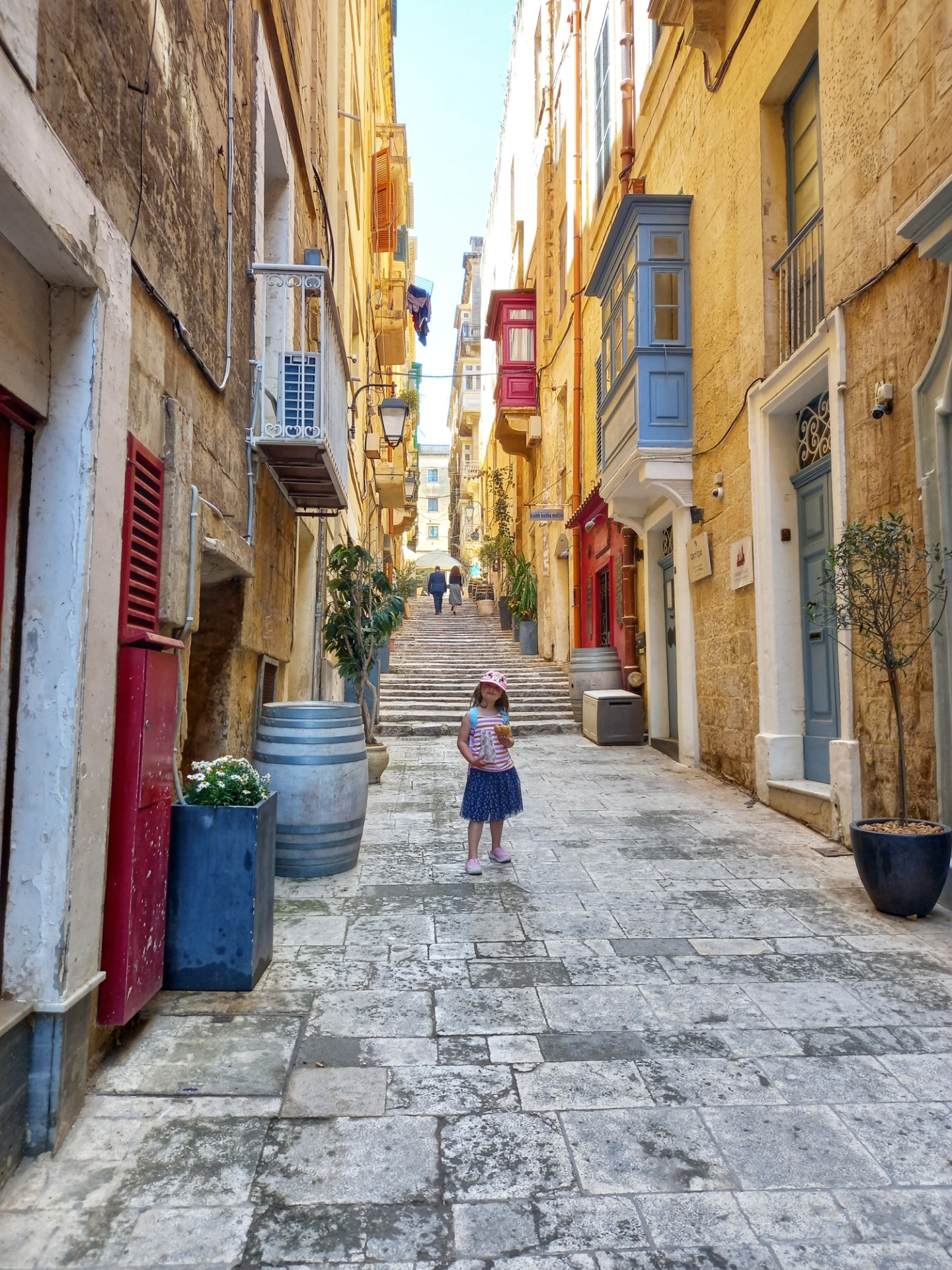 malebné uličky Valletty a roztomilý průvodce