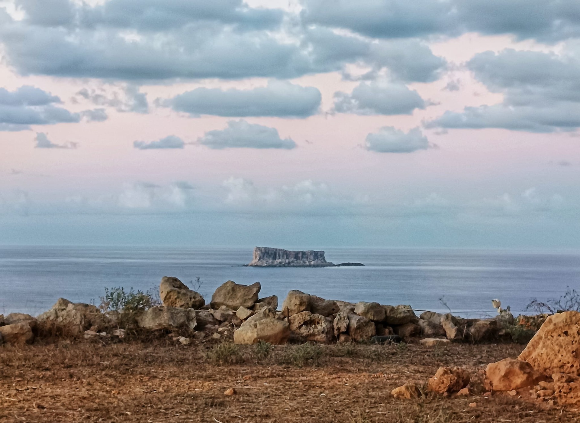 výhled na nedaleký ostrov Filfla