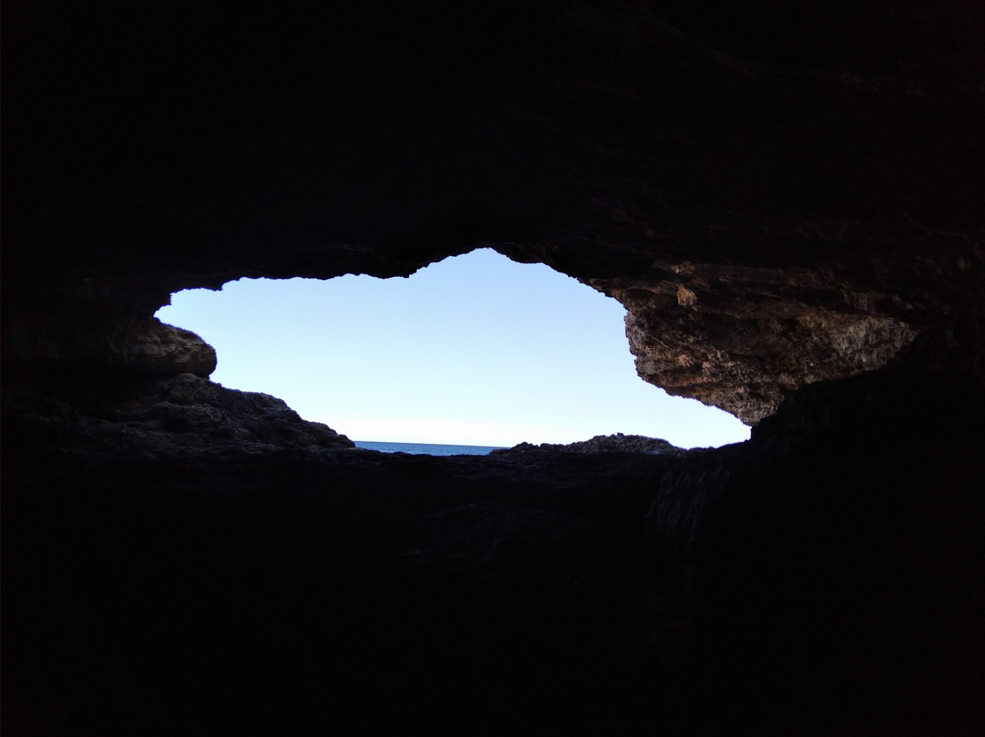 vchod do skalního, rituálního jezírka