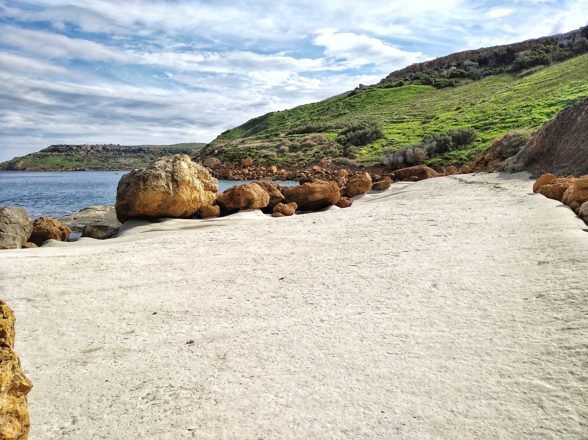 panenská pláž s jezírkami a vybízející ke slunění