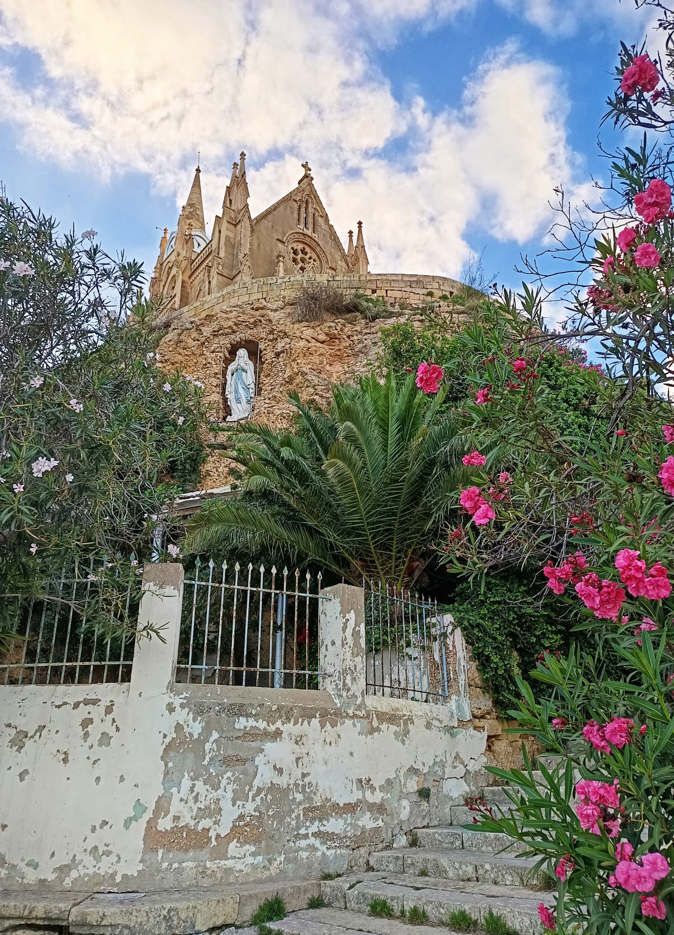malebný kostelík nad přístavem na Gozo